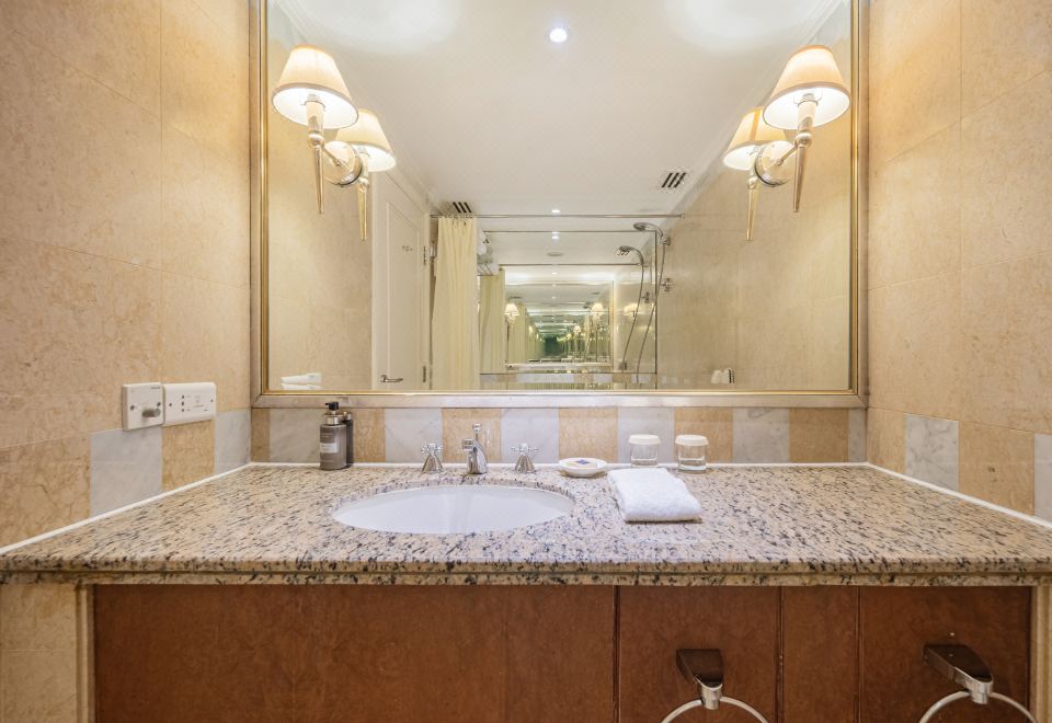 高級大床房「地毯+小冰箱+浴缸」