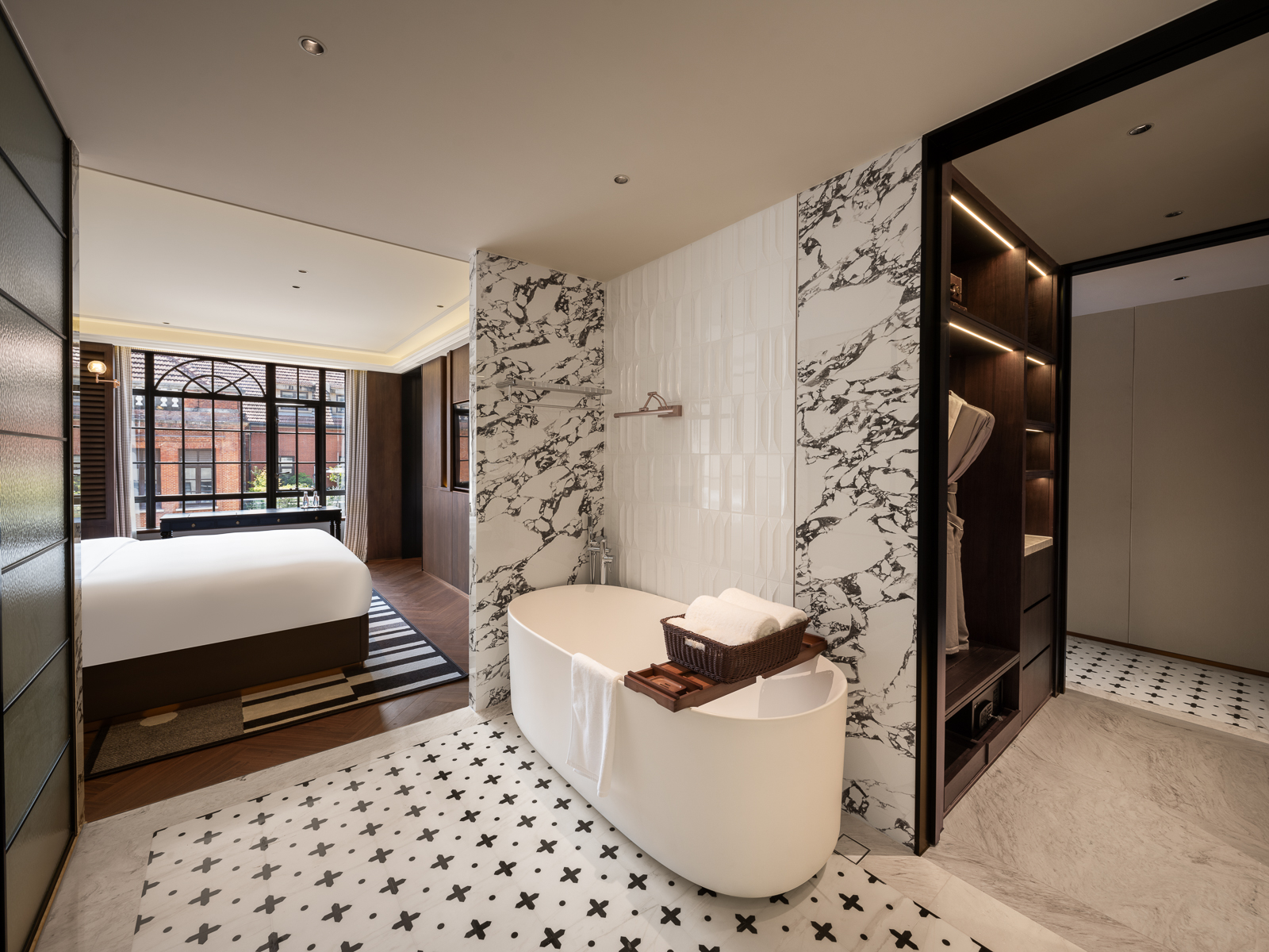 Exclusive Modern Shanghai Style Two-Bathroom Open Bath Tub Suite