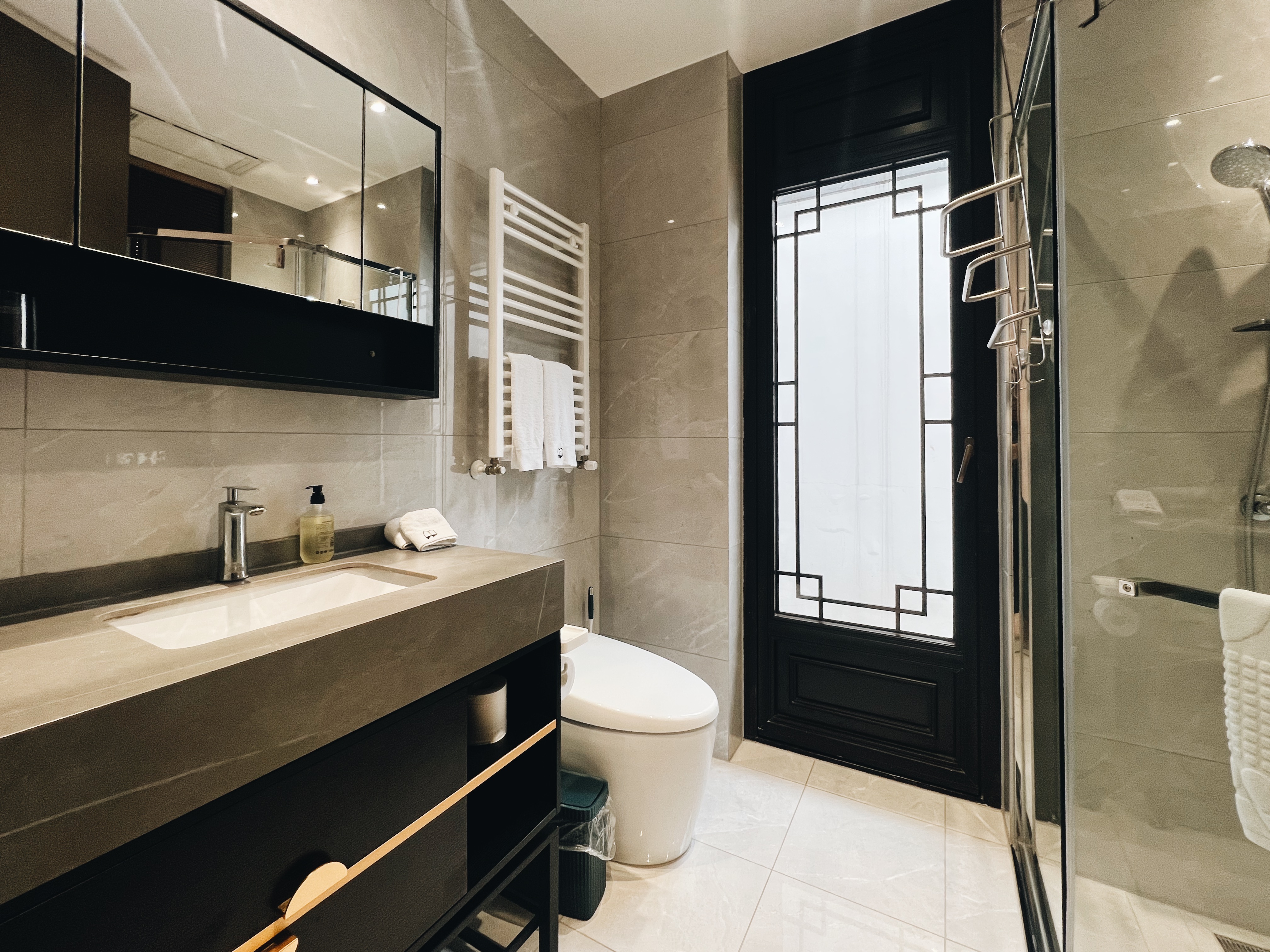 豪华四卧三衞影音花园别院