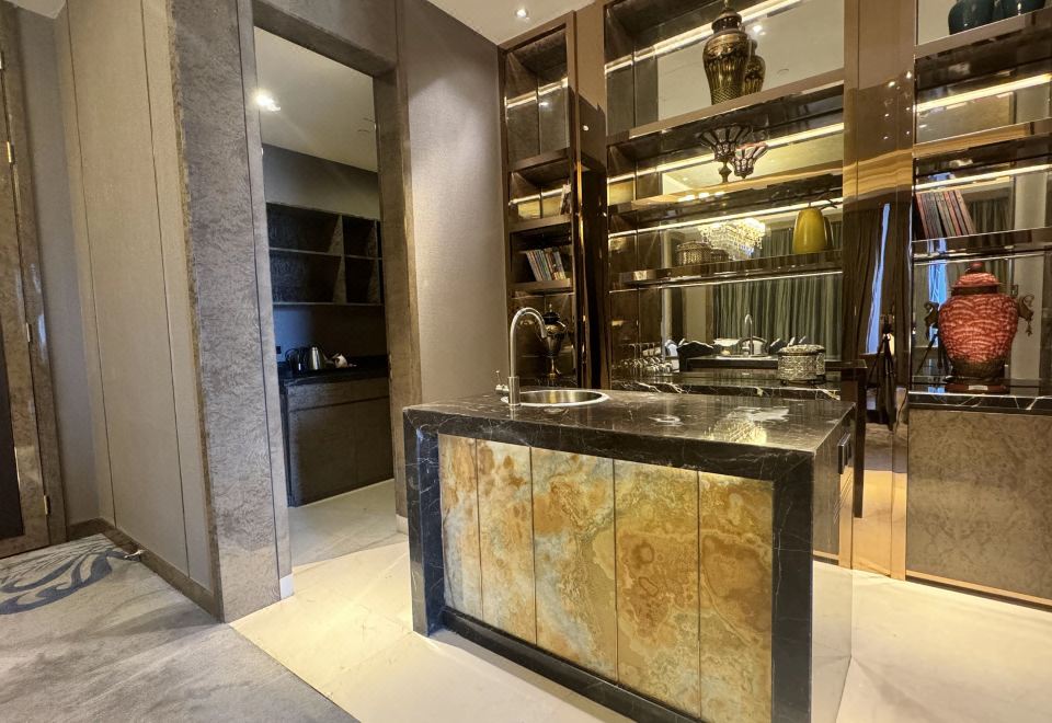 董事套房（地毯+热带雨林沐浴+浴缸）