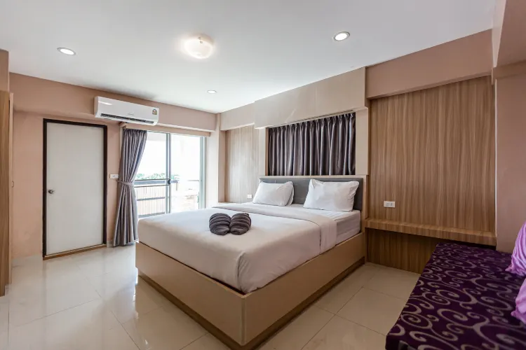 ห้องดีลักซ์ เตียงใหญ่ 1 เตียง