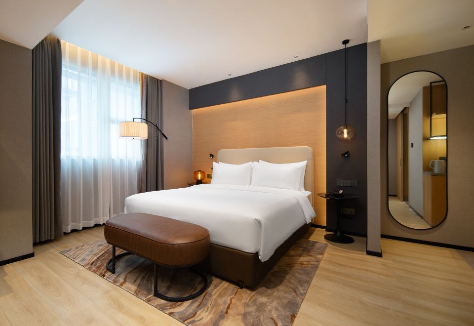 Rezen Longyu Hotel GuangzhouLight Luxury Light Joy Big Bed Room (Sunshine City View+Office Leisure+Bare Sleep Bedding)