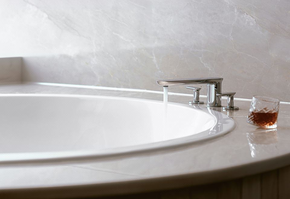 180°豪华行政景观大床房丨落地窗+圆形浴缸观城景山水