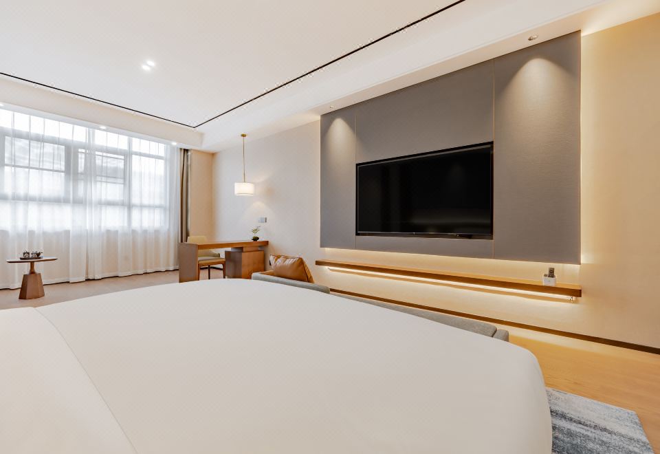 1號樓行政大床房（山景秋色+智能客控+75寸投屏電視）