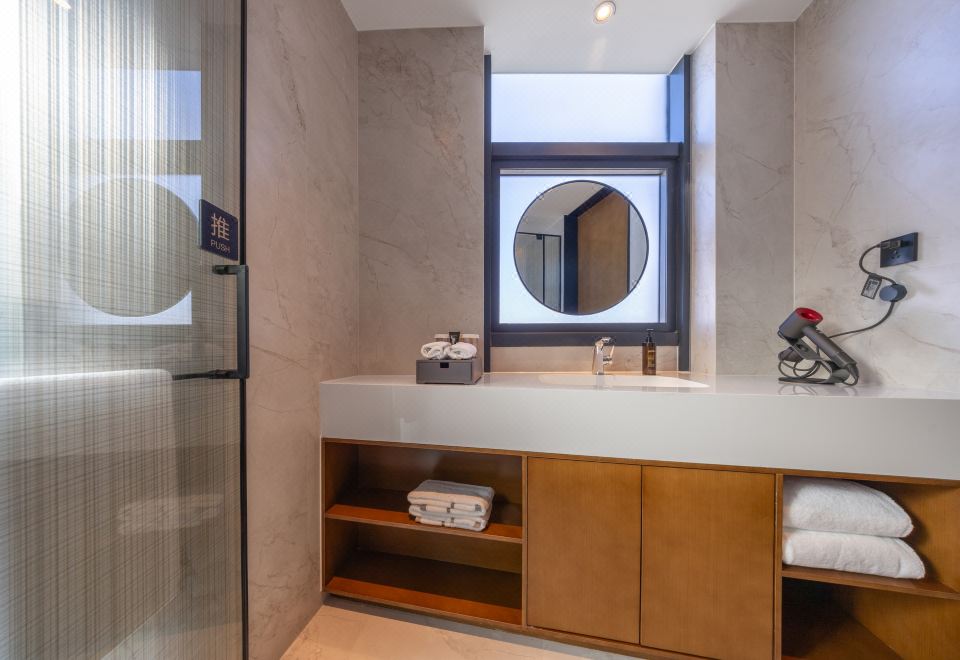 UrCove by Hyatt Beijing Tiantan Hospital Advanced Business ParkExecutive Suite