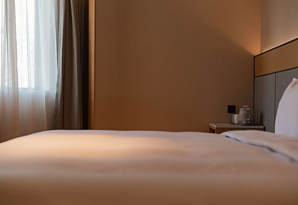 高级大床房（智能电视投屏+功夫茶具 +浴淋顶喷）