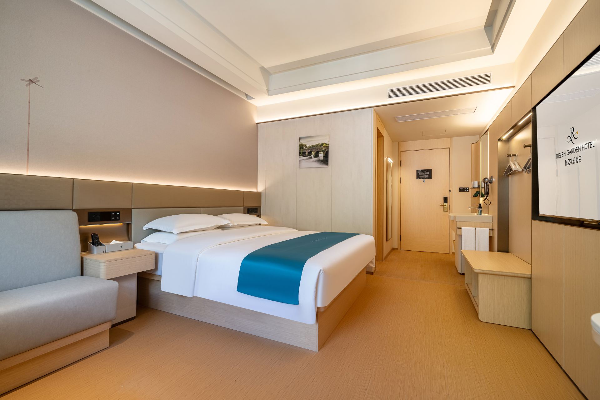 Intelligent Comfortable King-Size Bed Room
