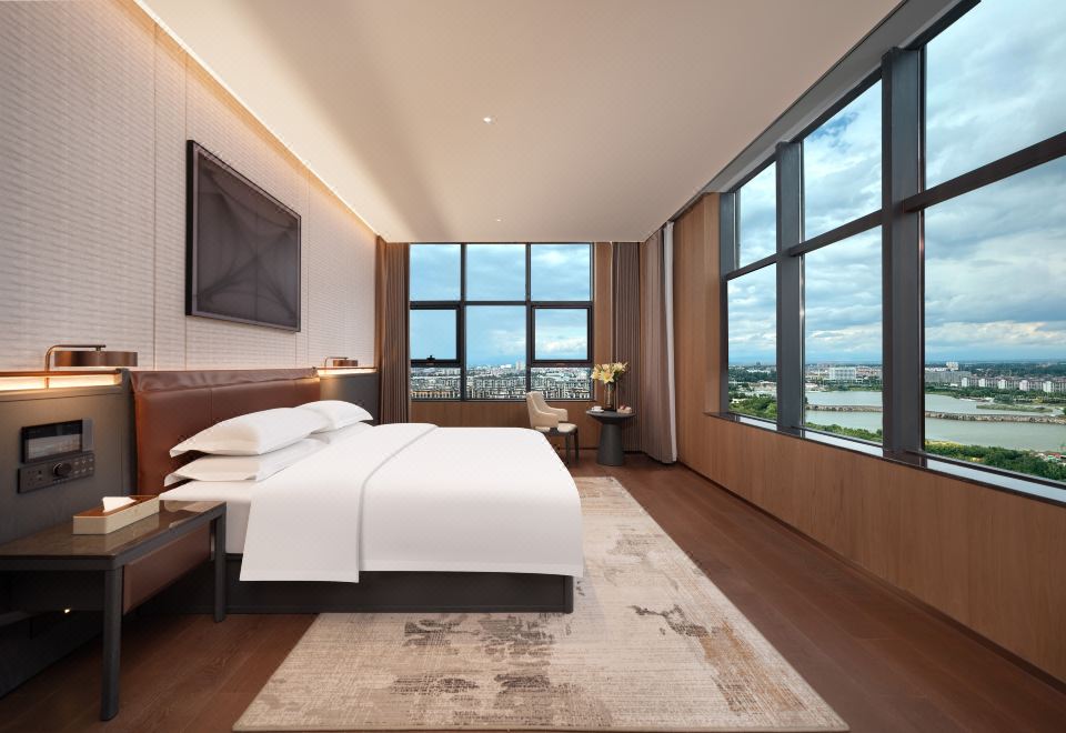 Deluxe Presidential Suite