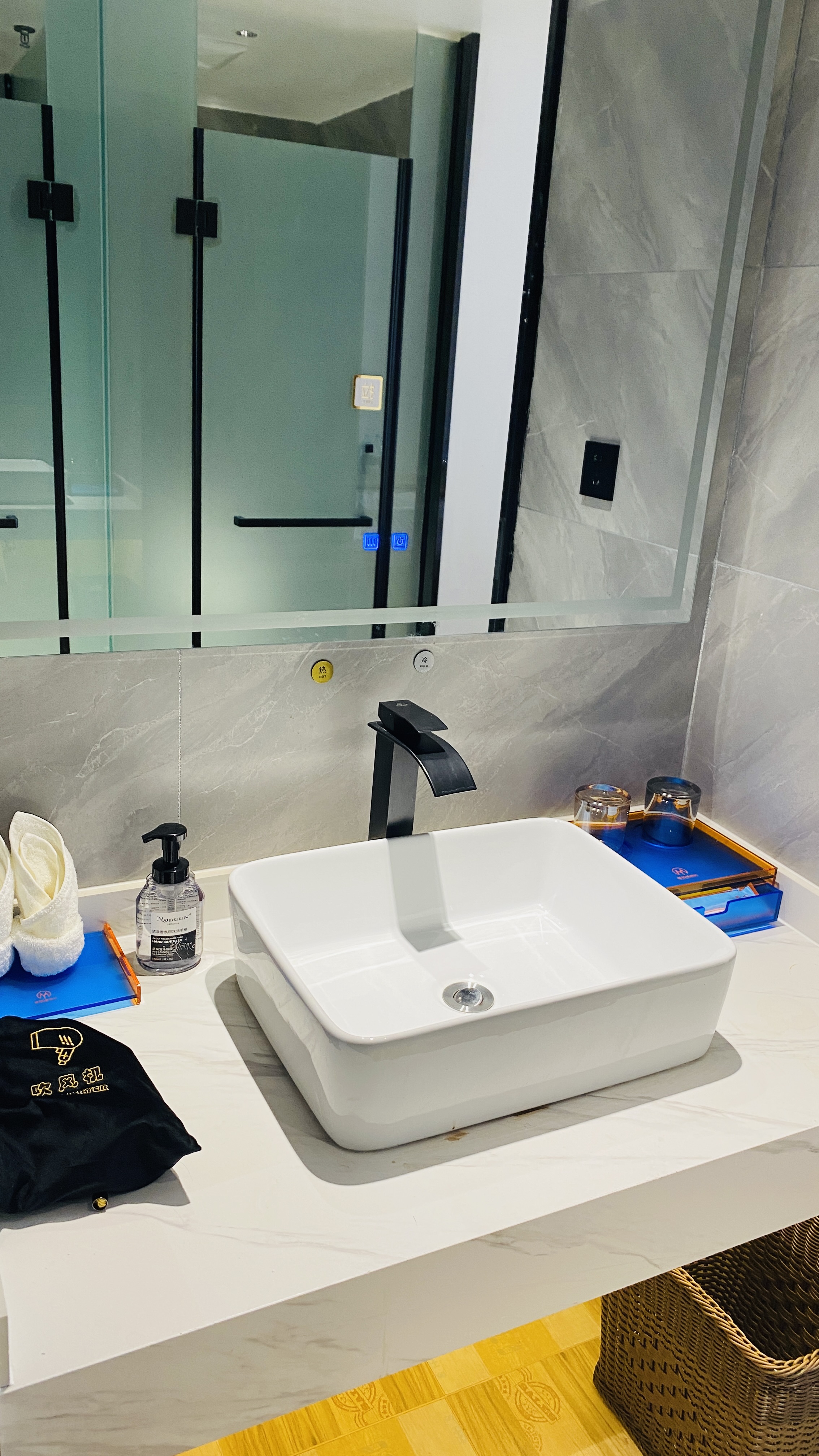 高级大床房（智能客控-落地窗）