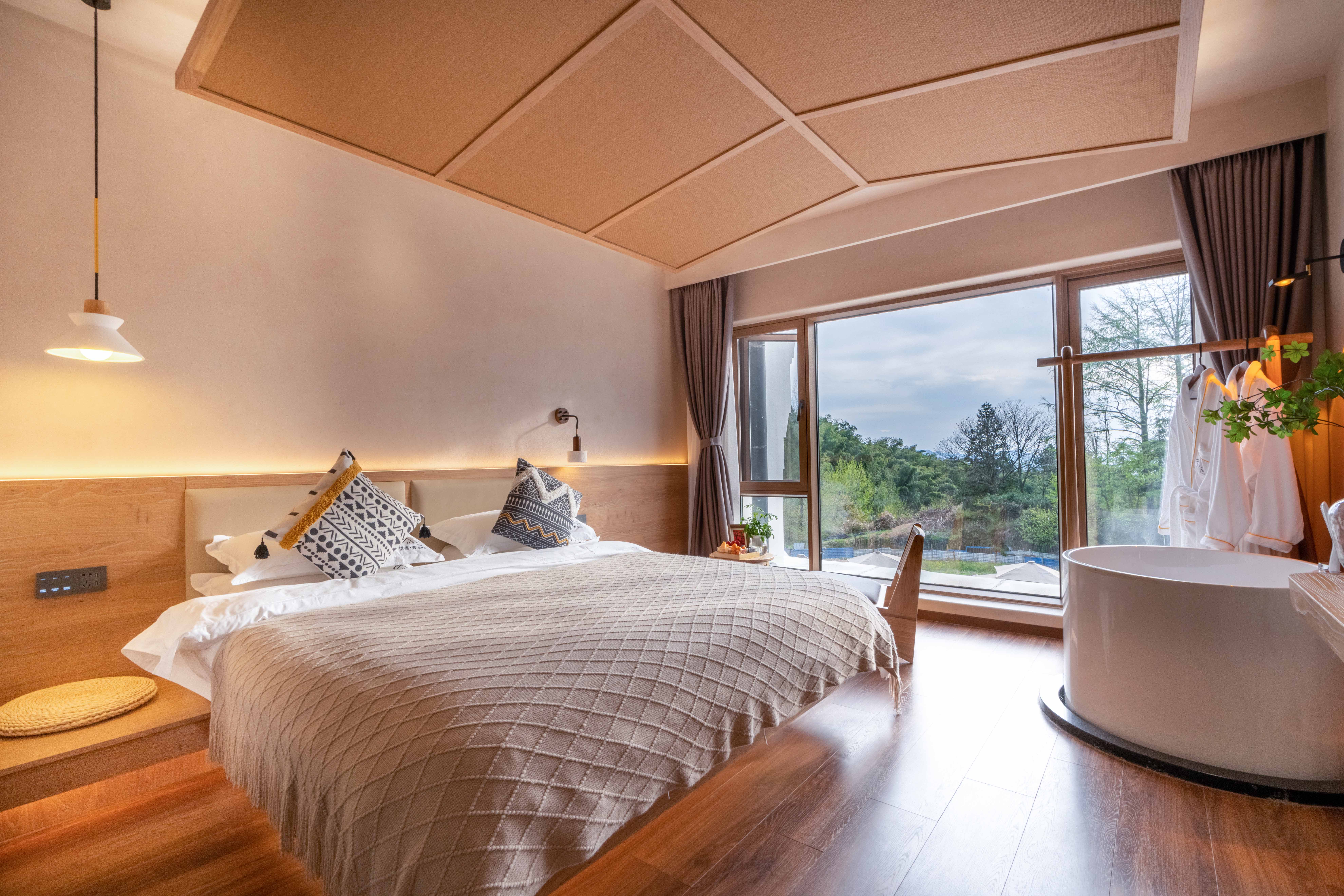 玄竹观景浴缸地暖大床房