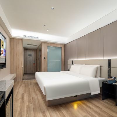 高級大床房（投屏電視+小冰箱 ） 青島奧帆中心五四廣場亞朵S飯店優惠