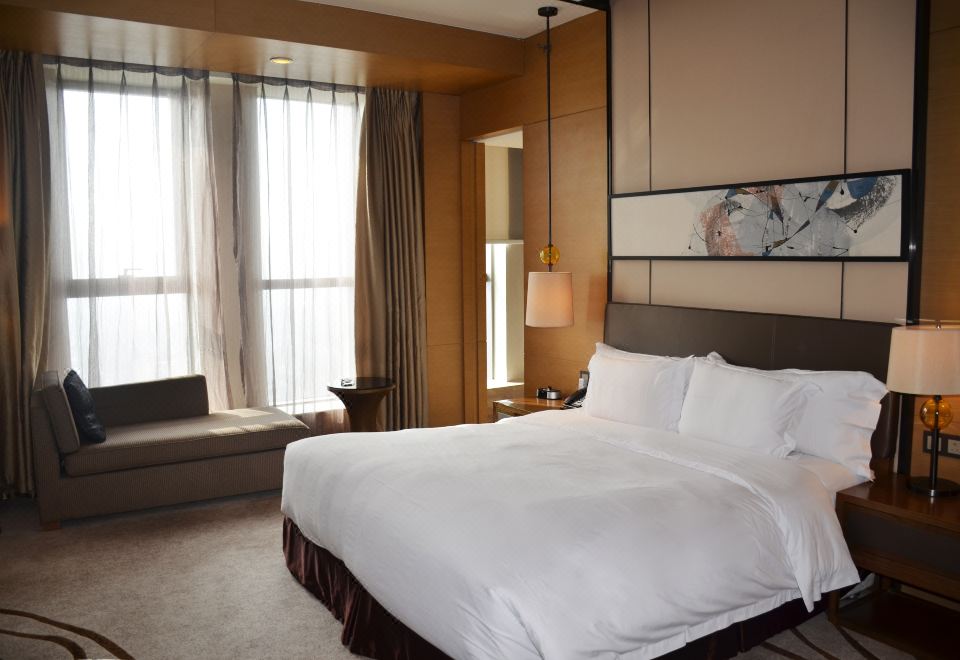 Crowne Plaza Tianjin MeijiangnanDeluxe Queen Room