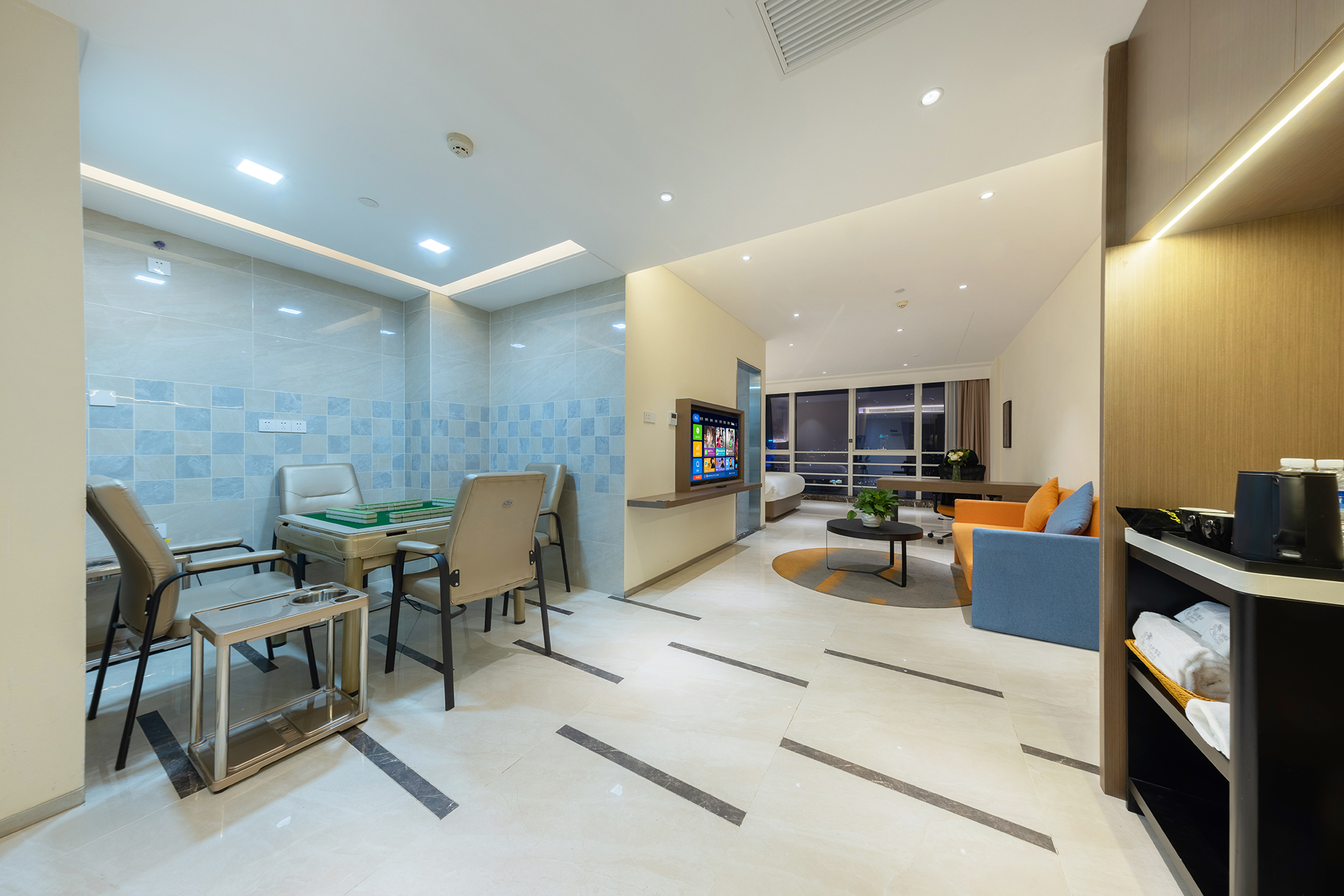 观云·杠上开花麻将大床套房[城市天际+棋牌茶台+静逸舒适]