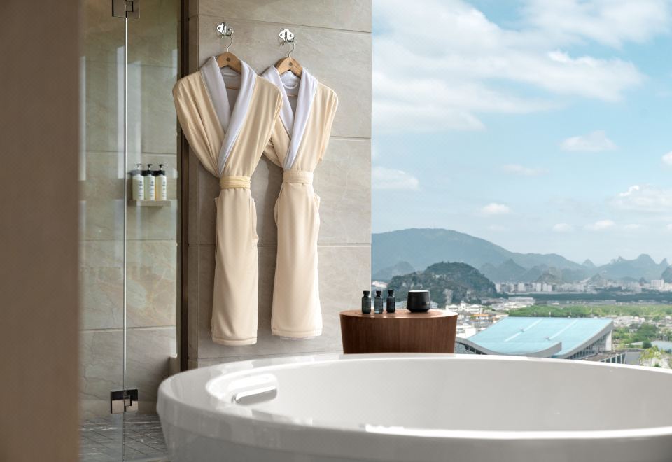 240°壮美风光套房丨会客厅+全景落地窗+观山水景观浴缸