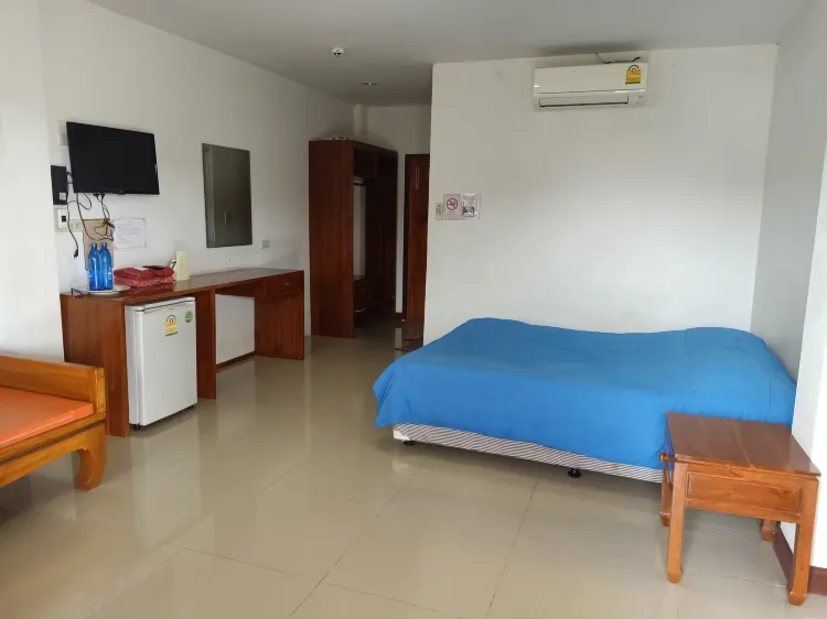 ห้องเตียงใหญ่ พร้อมห้องน้ำส่วนตัว