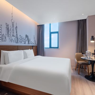 逸扉高級大床房（VR全景遊戲+星級影院+戴森吹風機） 上海靜安逸扉酒店優惠