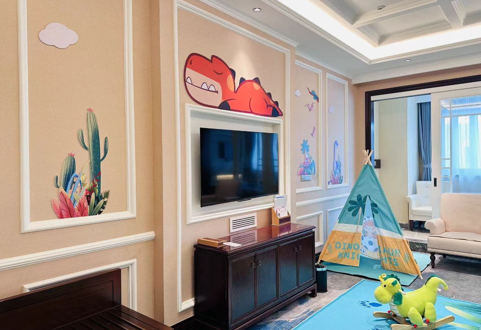 Baihualin Hot Spring Valley HotelTime And Space Dragon Knight Theme Family Room