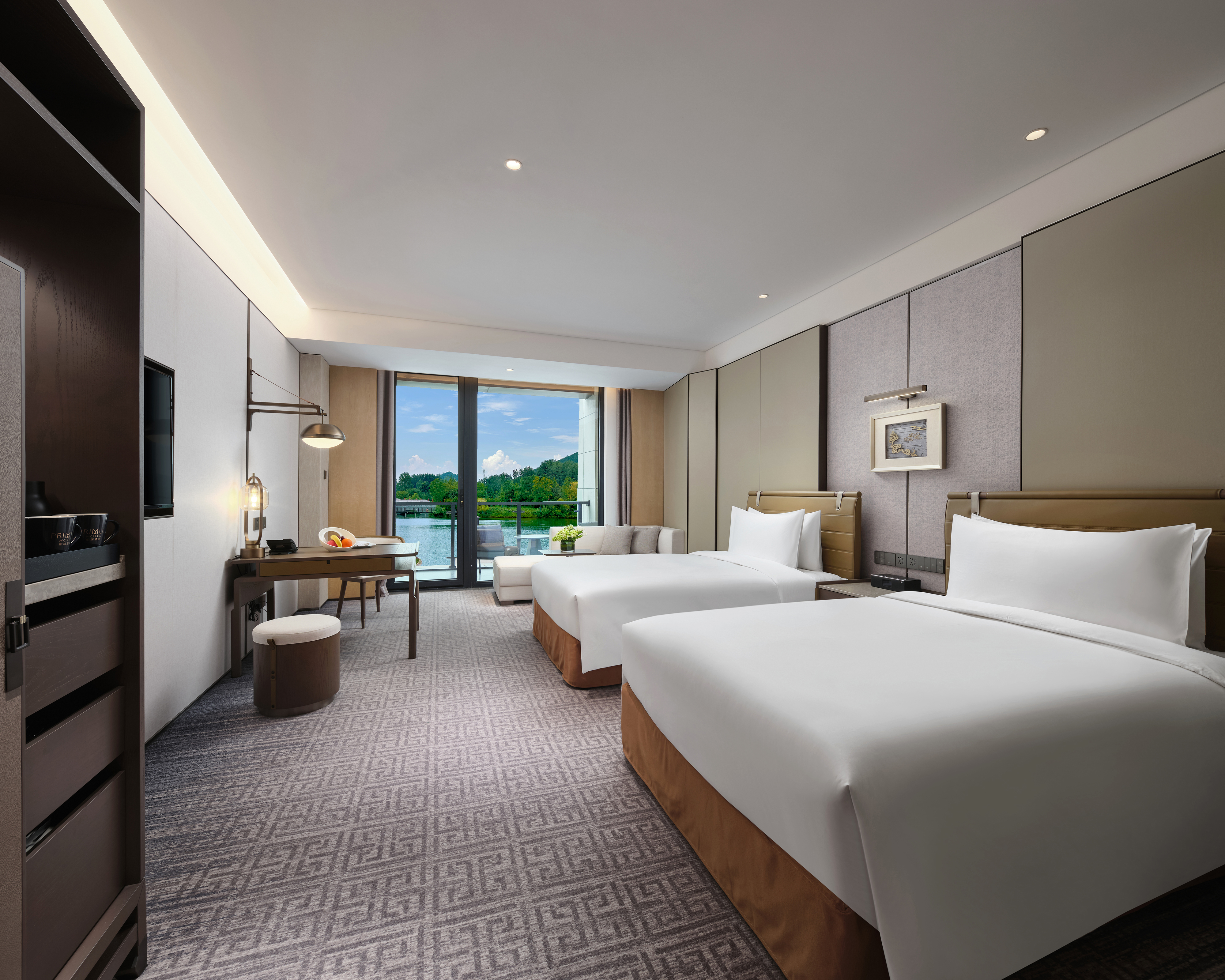 豪华露台湖景双床房