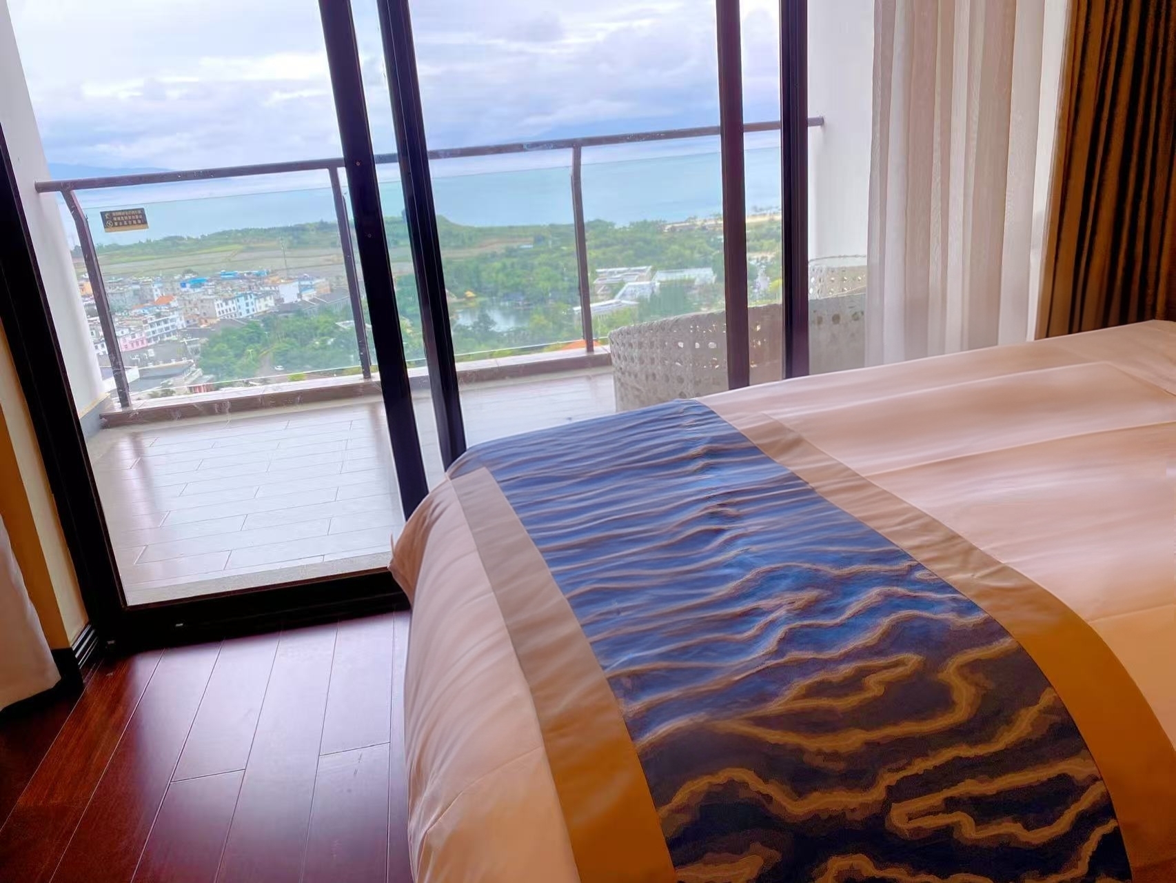 晨曦·湖景露台大床房