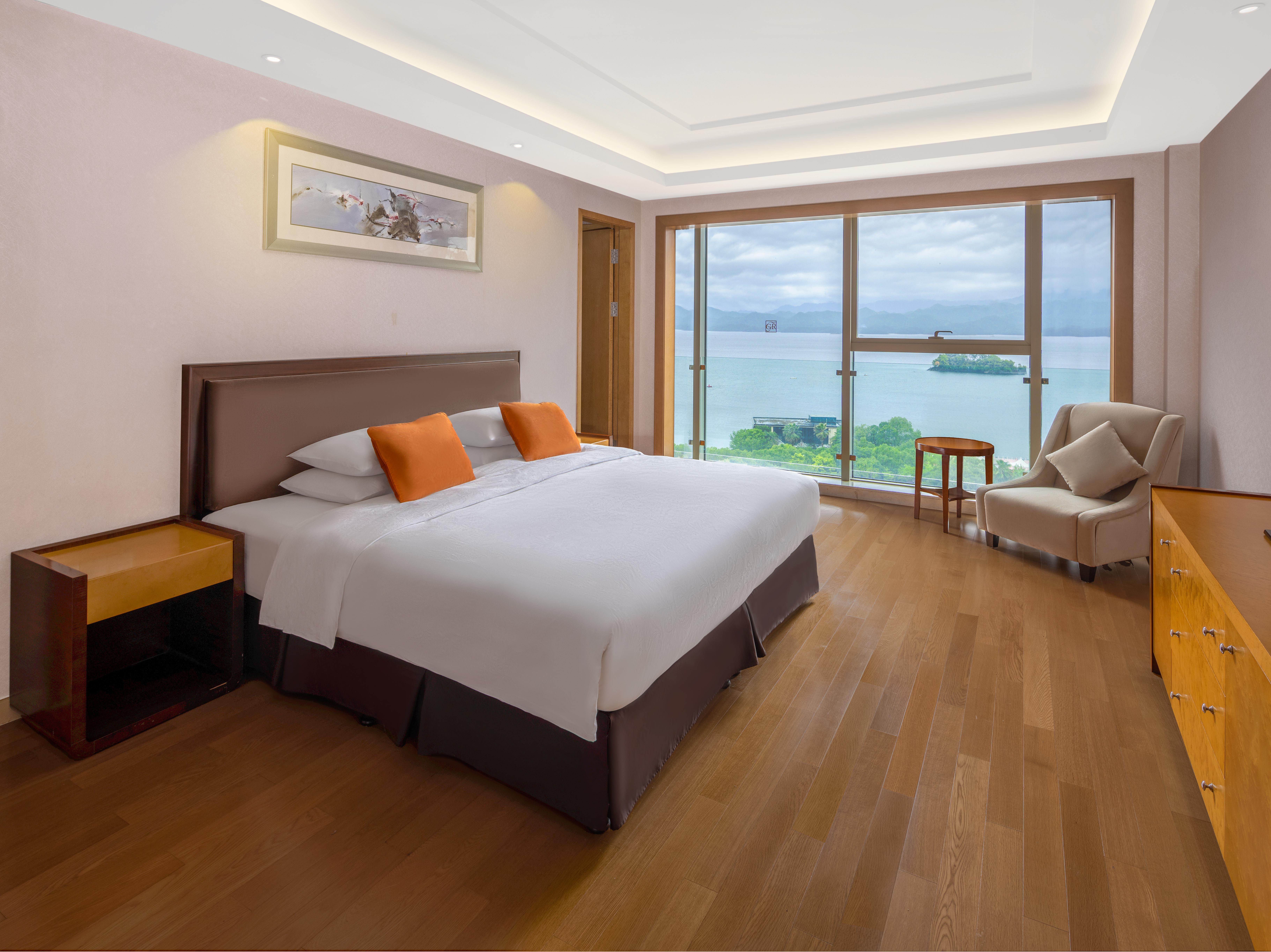 5号楼湖景三卧室套房