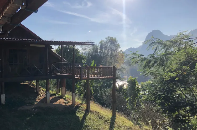 ชาเล่ท์แบบสตูดิโดริมเนิน บ้านมะนาว