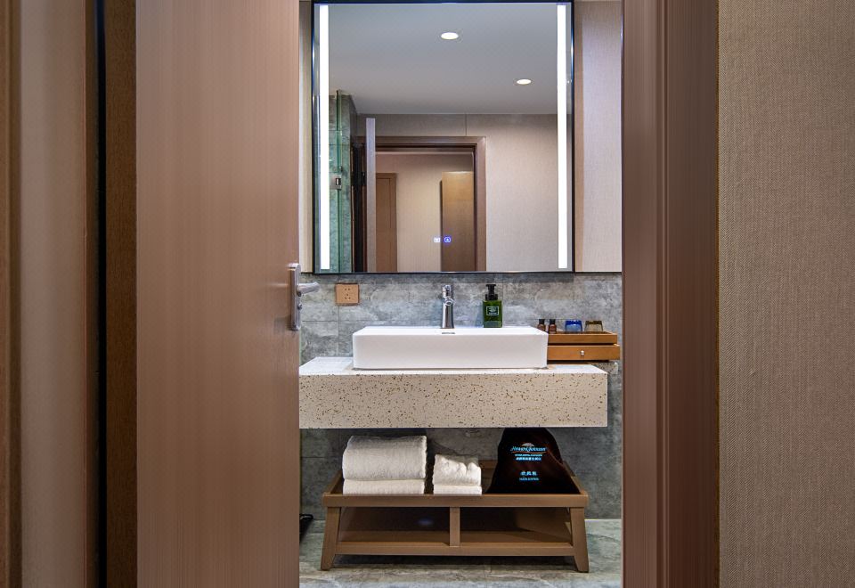 Howard Johnson Upark HotelSmart Control Twin Room