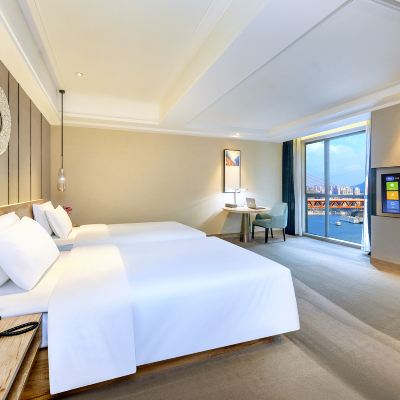 假日江景雙床房（夜觀千廝門大橋+璀璨夜景+夢百合零壓床墊） 紅墣假日江景飯店（重慶洪崖洞解放碑步行街店）優惠