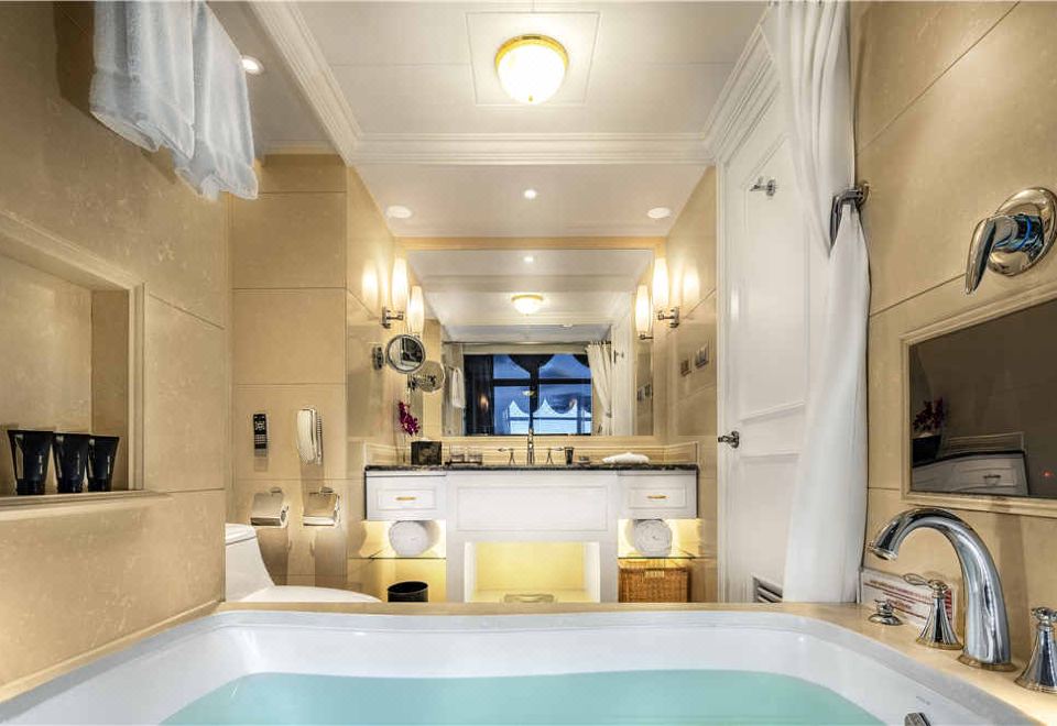 商務湖景大床房