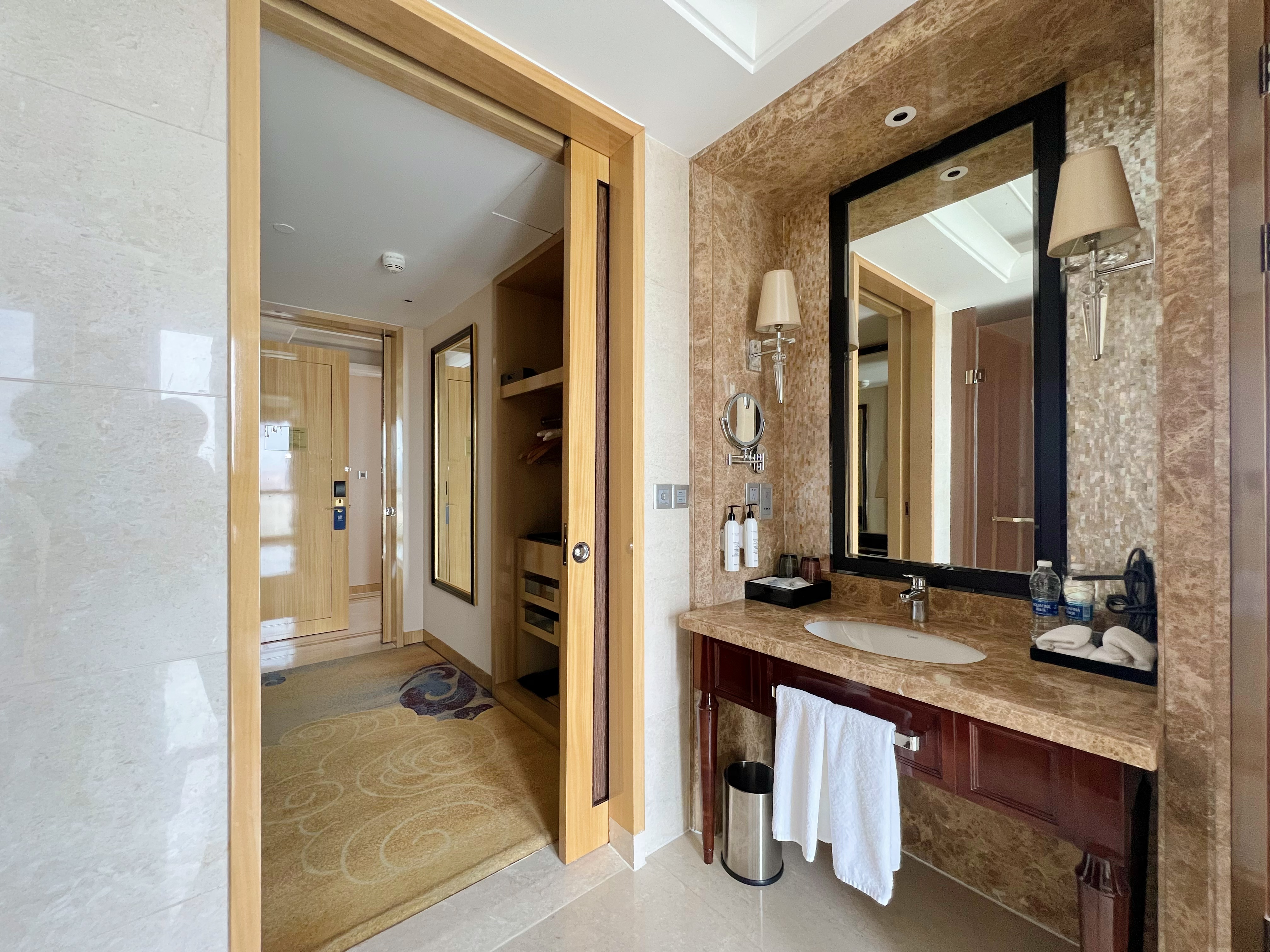 豪华套房（会客区+衣帽间+双衞）