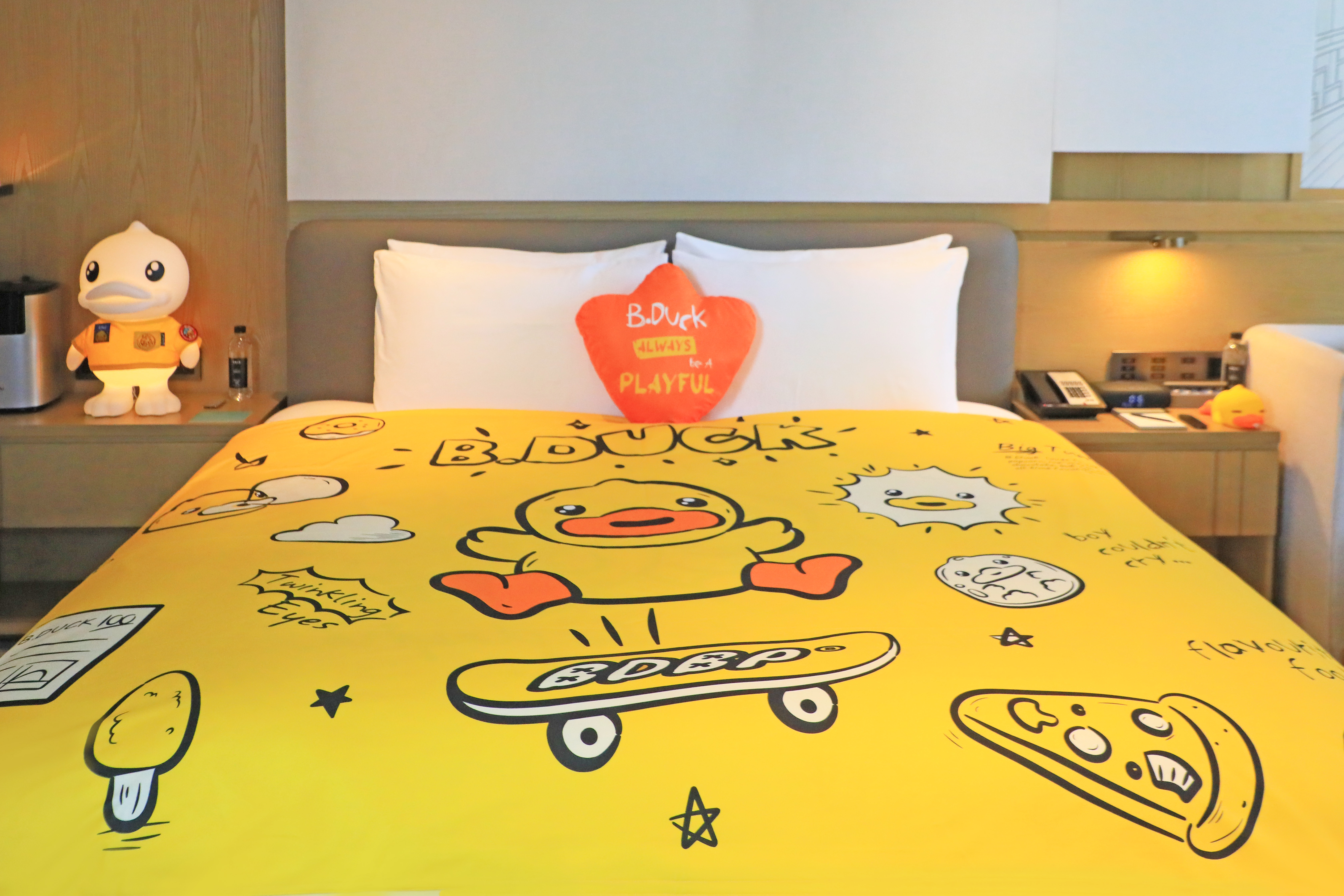 小黄鸭主题湖景亲子房