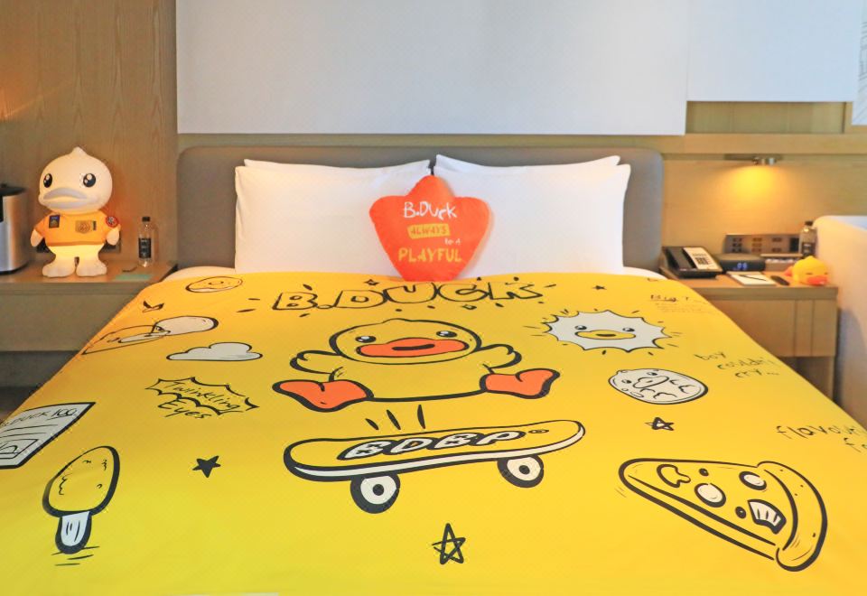 小黄鸭主题湖景亲子房