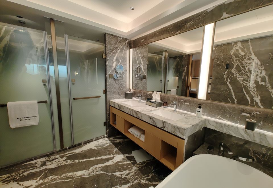 至尊泡池湖景家庭套房