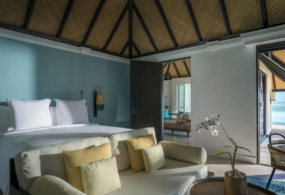 帶泳池的日出家庭水上別墅