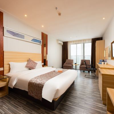 高級大床房（高層獨立觀景陽台） 城市萬宜飯店（深圳國際會展中心沙井店）優惠