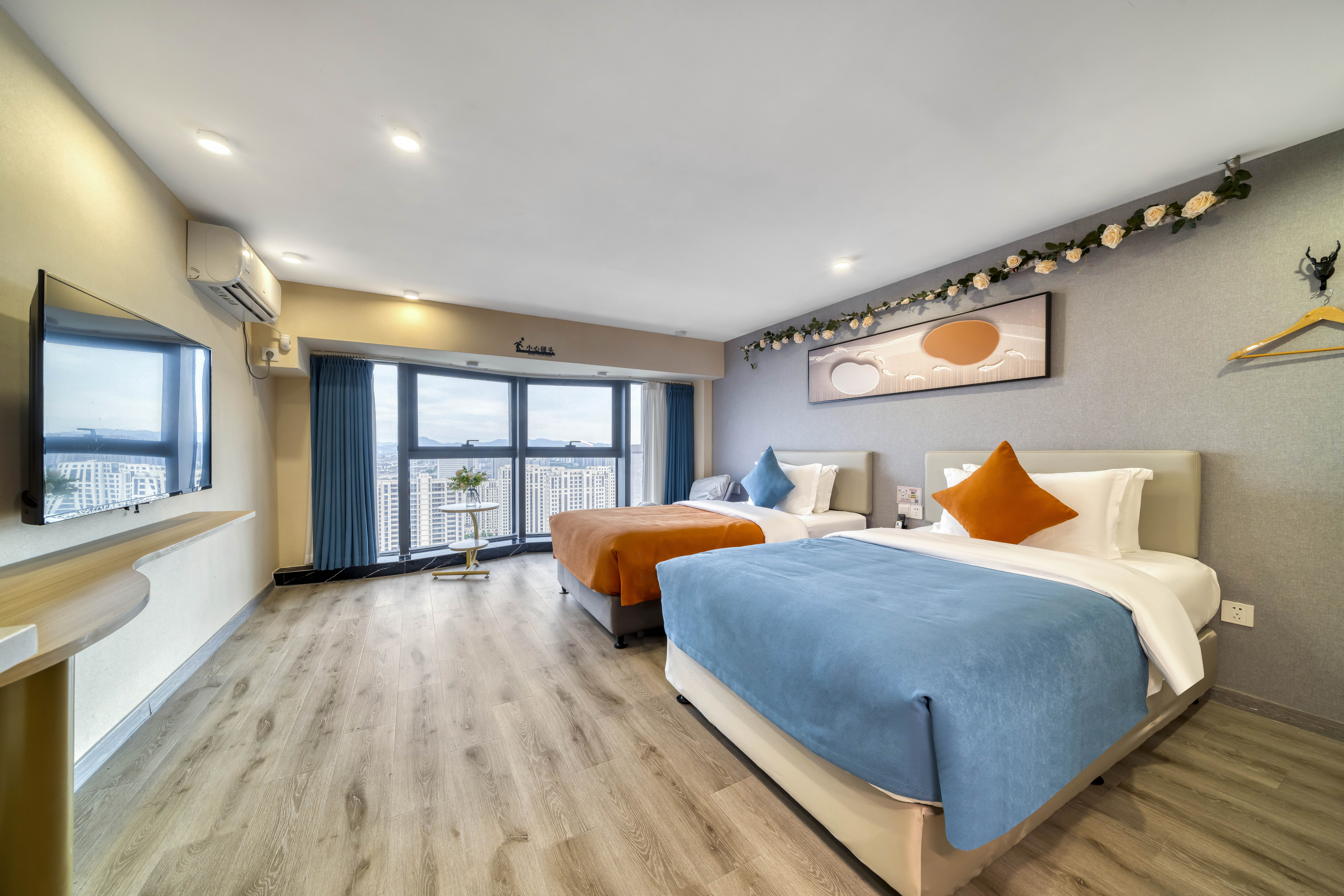 城景落地窗轻奢双床房