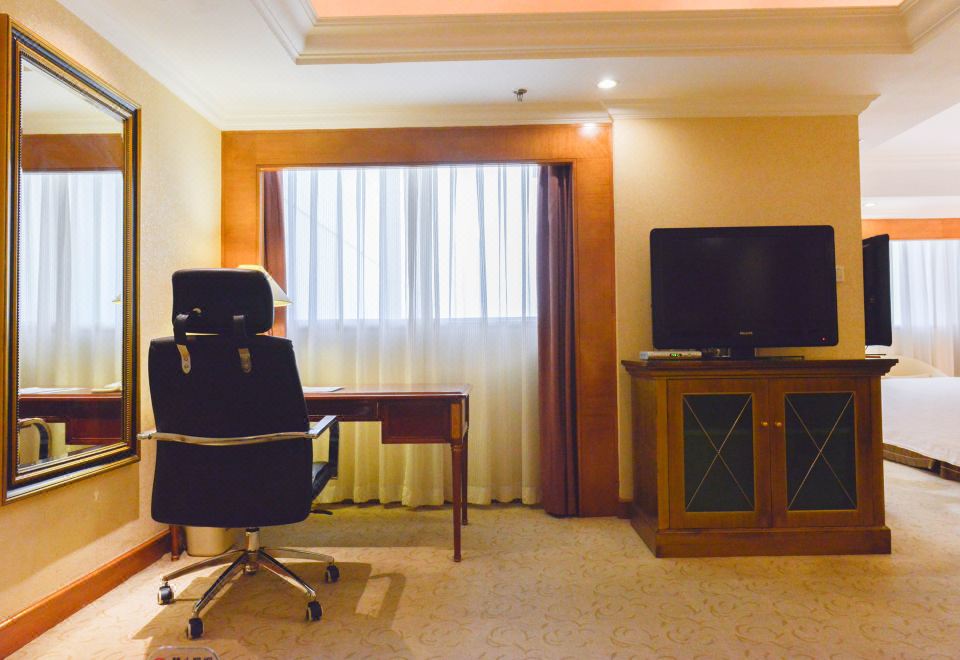 Crowne Plaza QingdaoCrowne Plaza Deluxe Room-King Bed