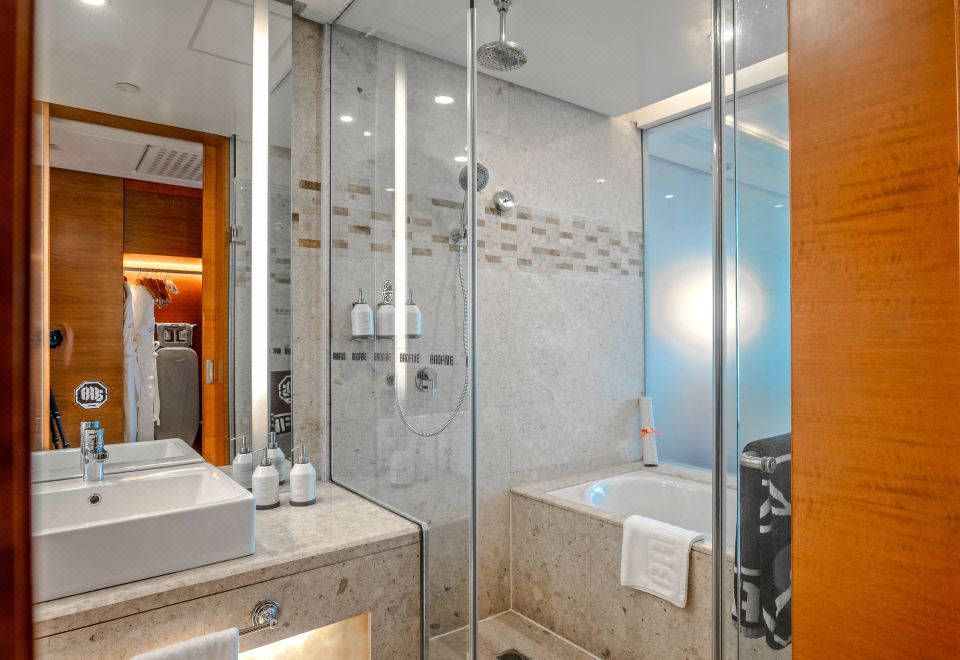 反伍Live With Hoops大床房