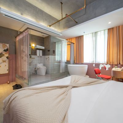 情趣奢粉豪華浴缸房-巨幕投影 香蕉宿設計飯店（羅湖店）優惠