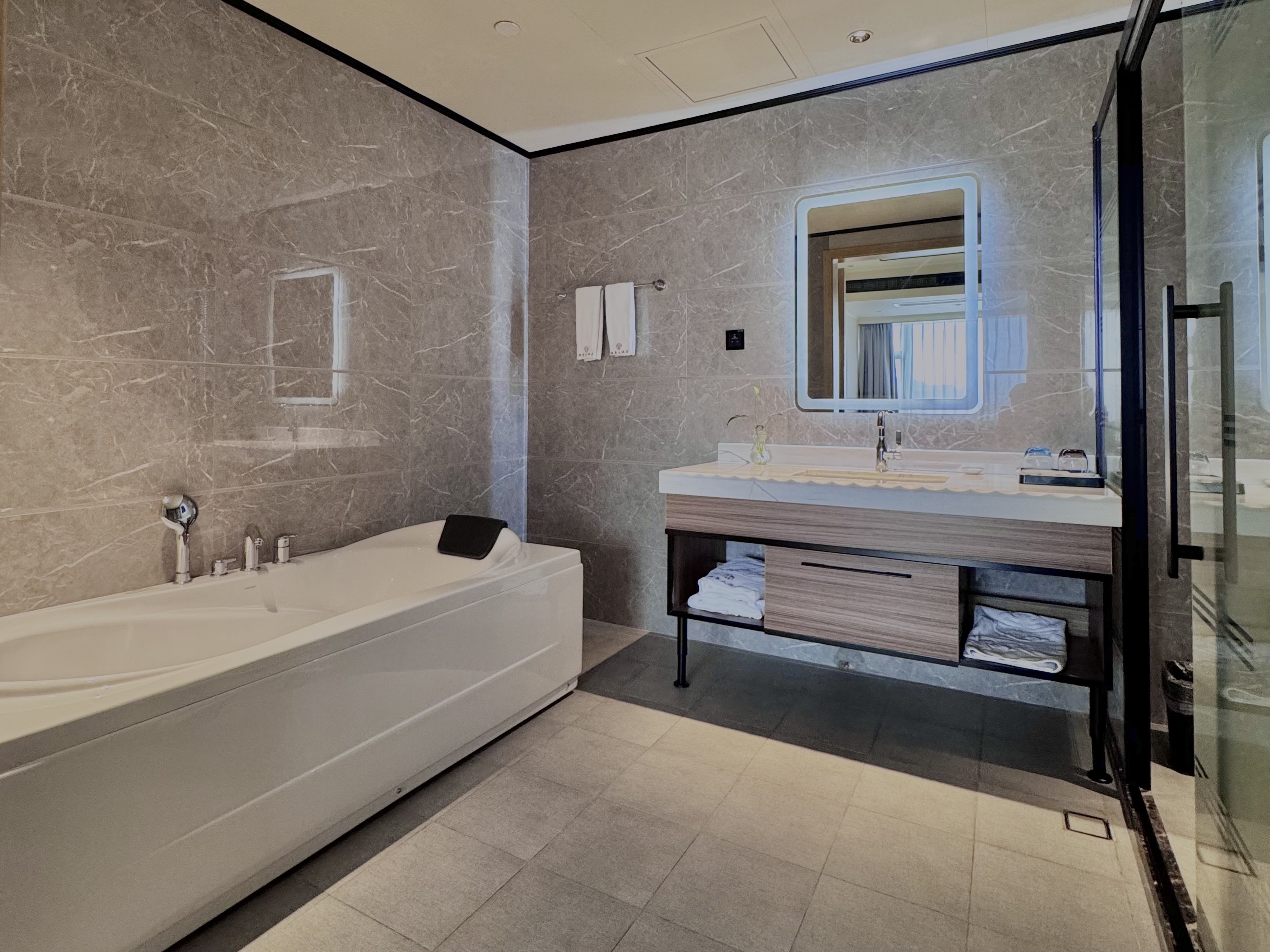 尊贵浴缸套房（独立会客厅+沙发茶几+小冰箱）