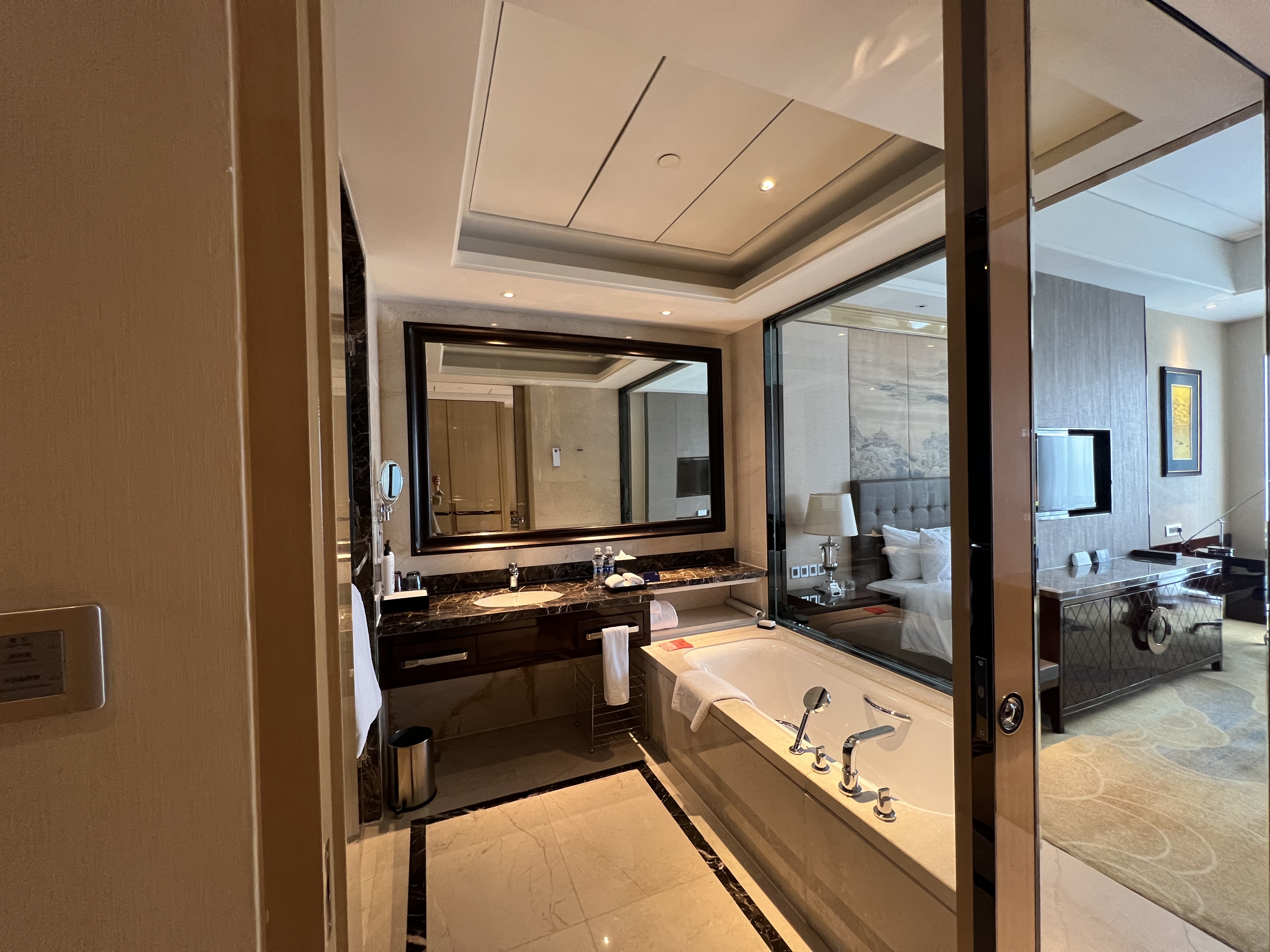 行政豪华大床房（大空间+大浴缸+特大床）