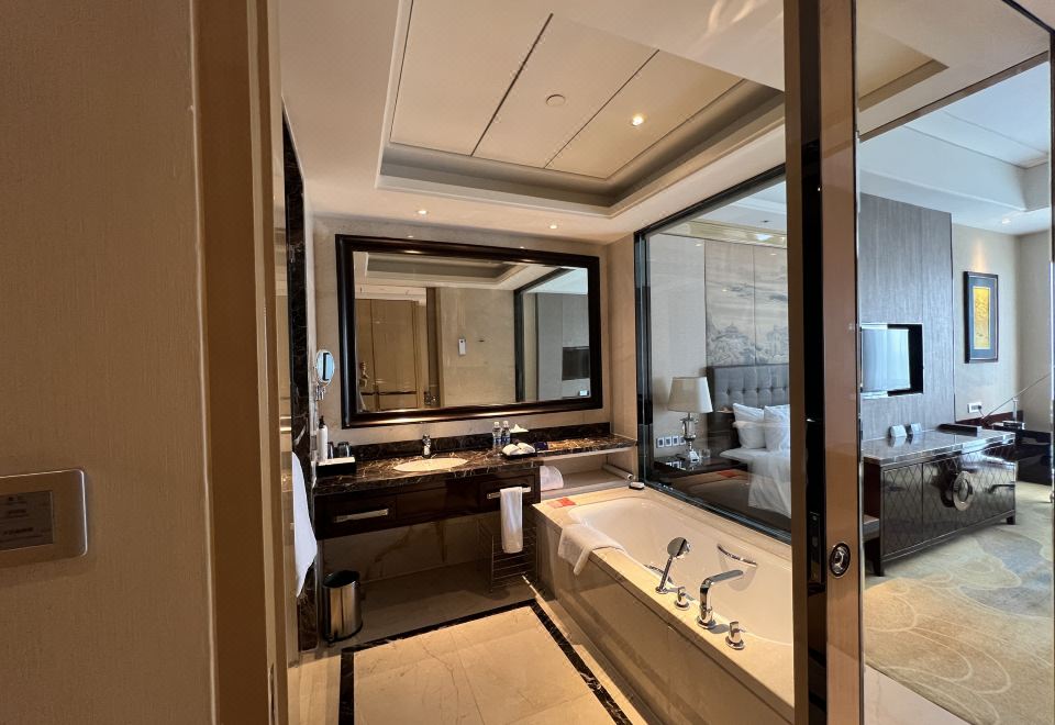 Wanda Realm FushunExecutive Deluxe Double Bed Room (Large Space + Large Bathtub + King Bed)