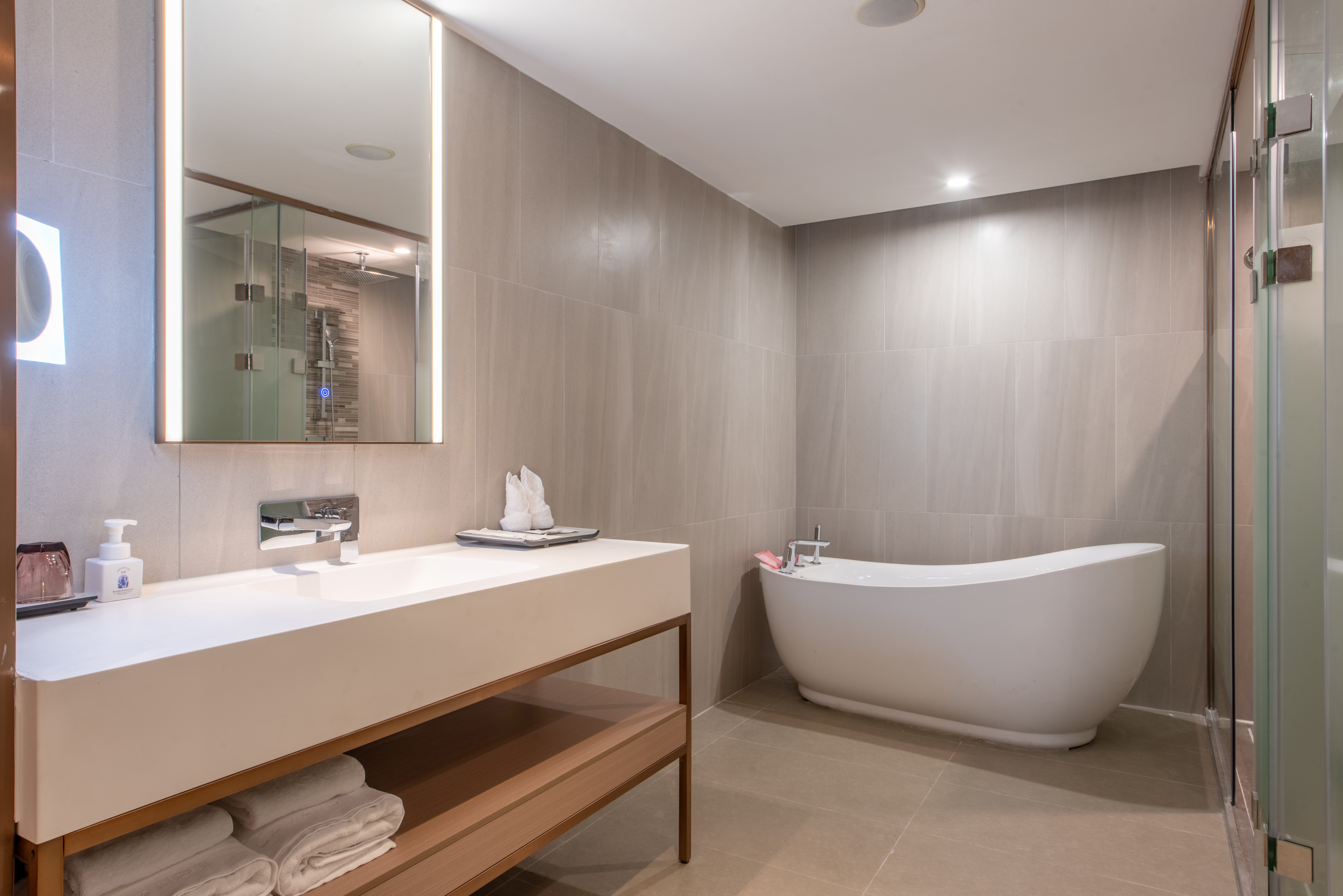 行政大床房 [慵懒贵妃椅+浴缸泡澡＋生日礼布置]