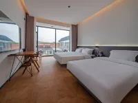 Junyi · Wildscape 180° Panoramic Retreat