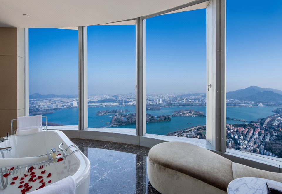 InterContinental NanjingExecutive Deluxe Lake-view Suite