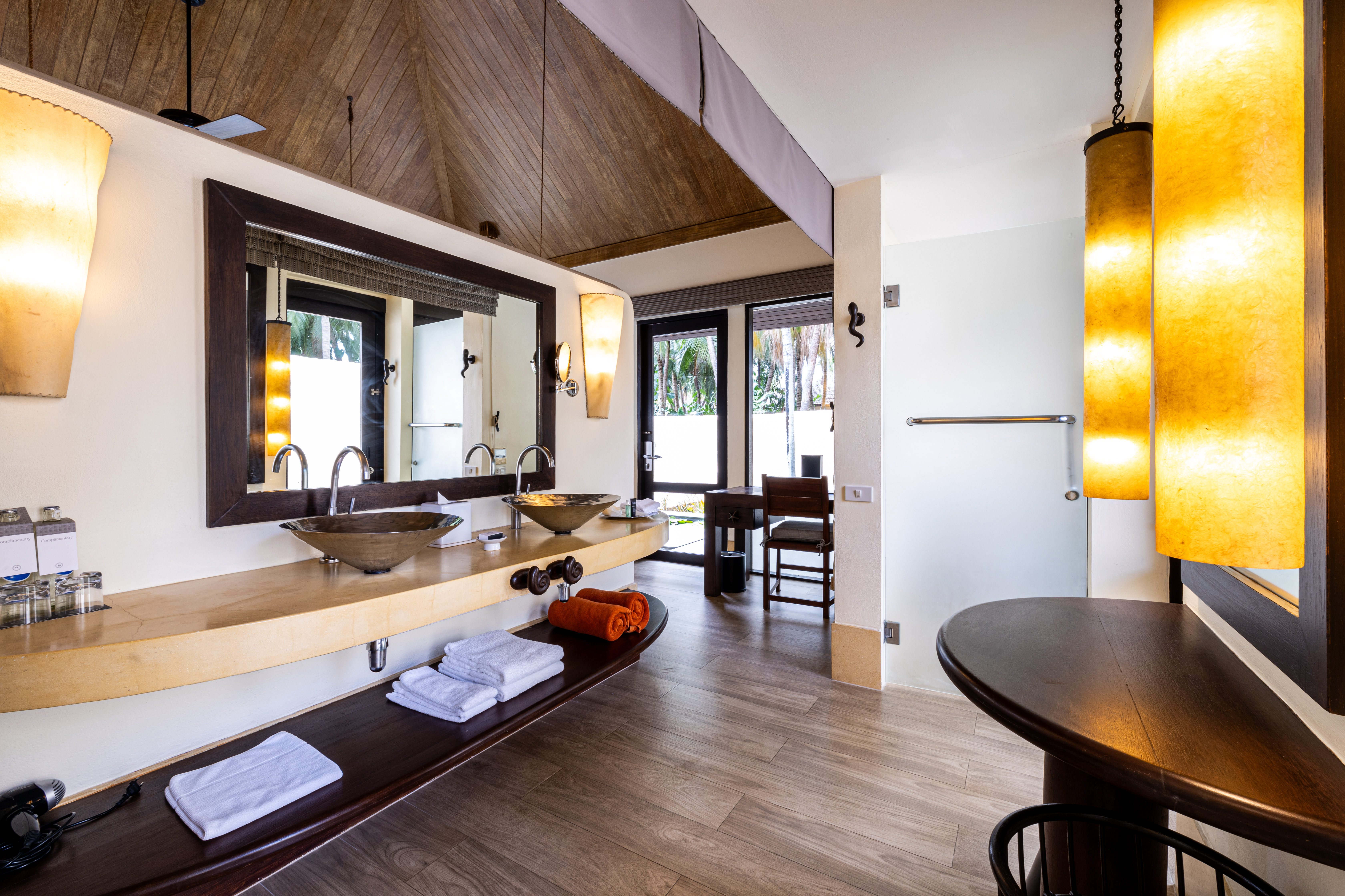 两卧室泳池别墅，更大型别墅，第一间卧室：1张特大床，第二间卧室：2张单床，梳化床