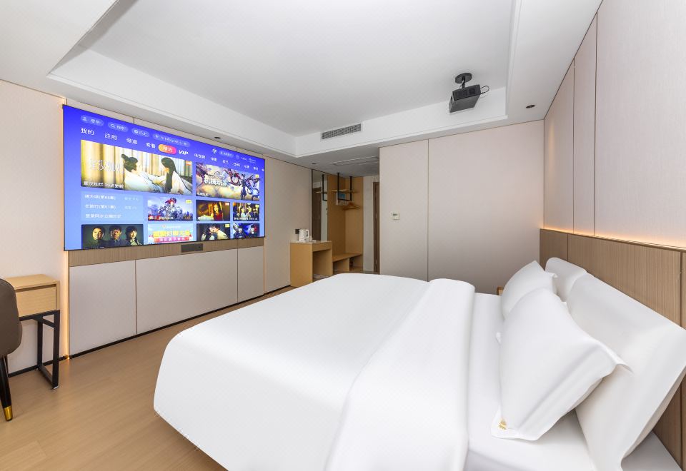 巨幕影音房（零壓床墊+100寸巨幕）