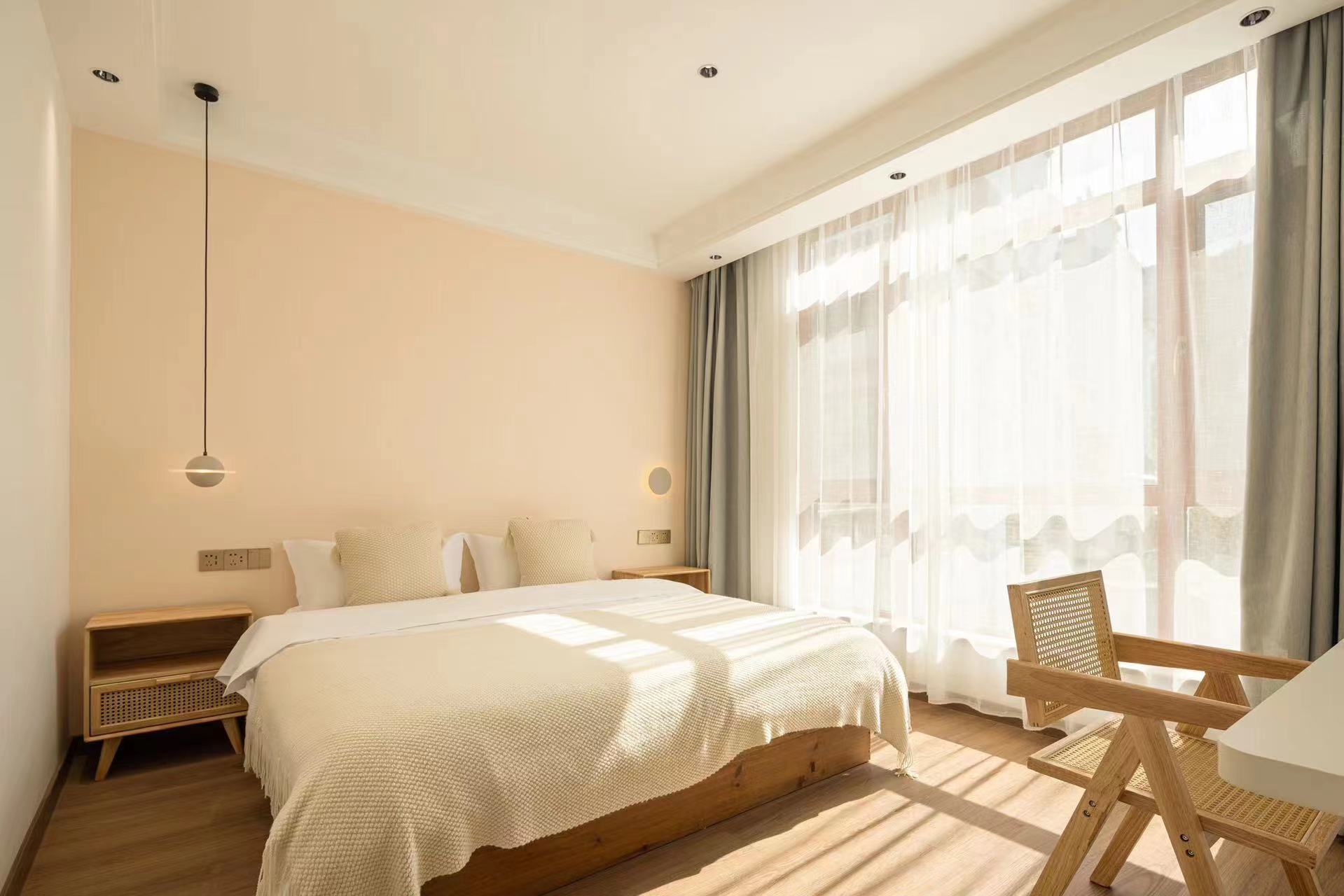 Light Luxury Queen Room