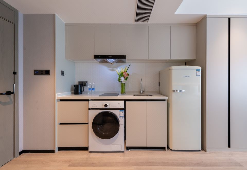 高级大床房（洗烘一体机+华为智慧屏+大冰箱）