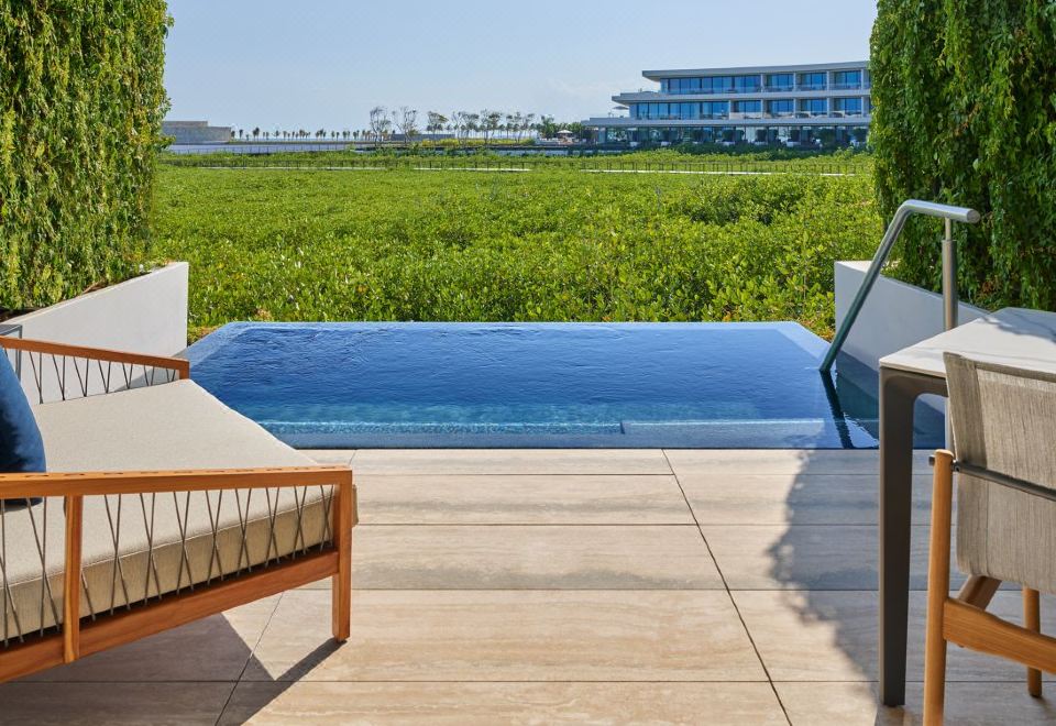 尊優華貴客房， 客房， 2 張大床， 海景， 水池， 露台