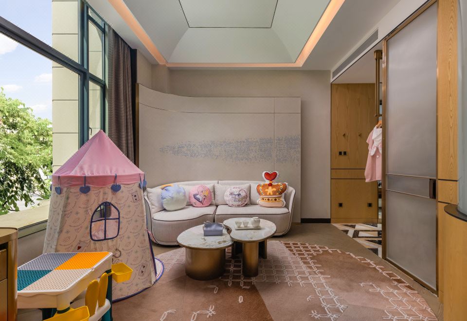 爱丽丝漫游奇境亲子大床房—享帐篷童趣圆浴缸